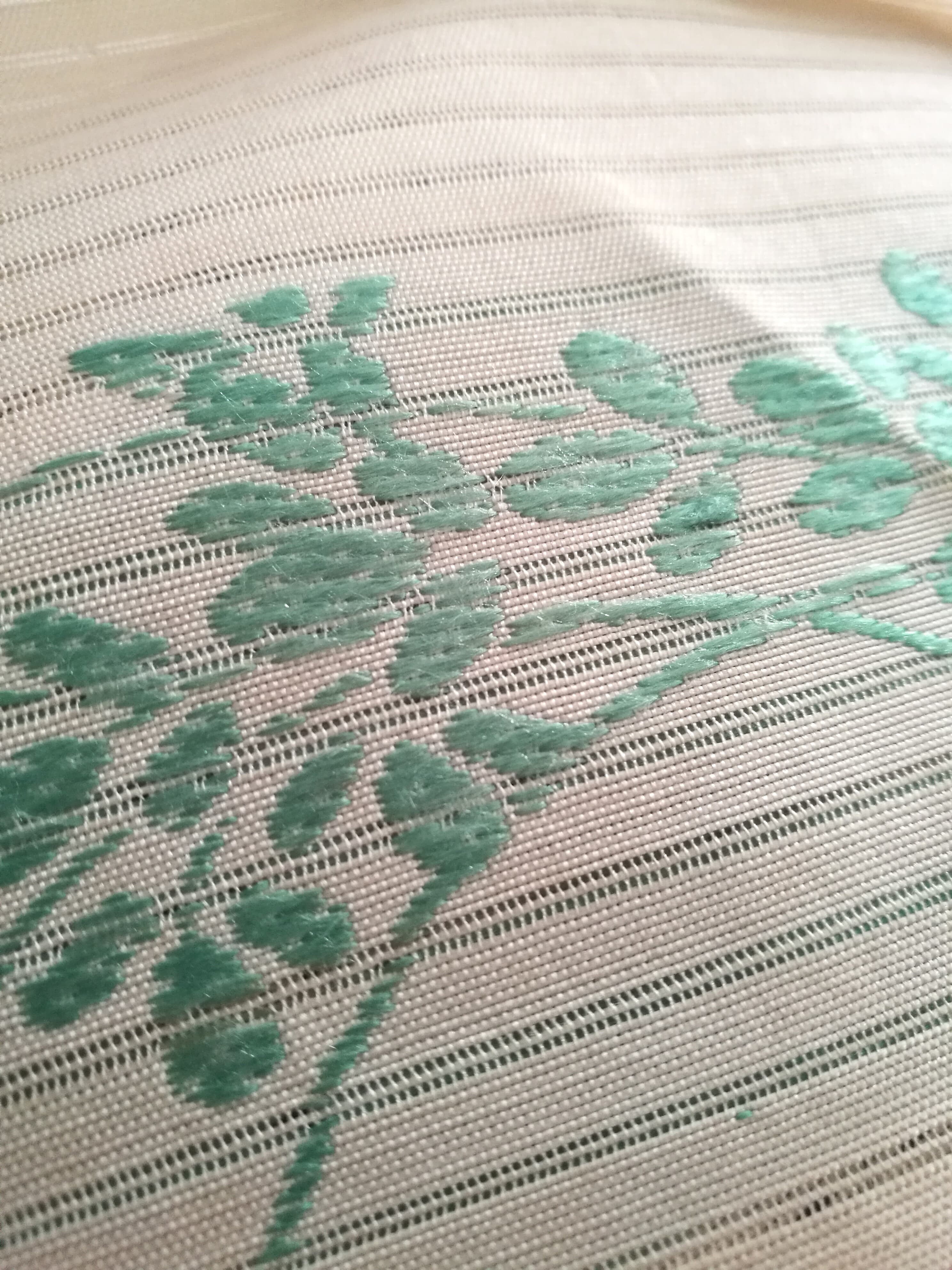 参考:ろ織り地に施した絹刺繍の質感(Wikimedia Commons・Ineffablebookkeeper・CC BY-SA 4.0)。販売個体の写真ではありません。